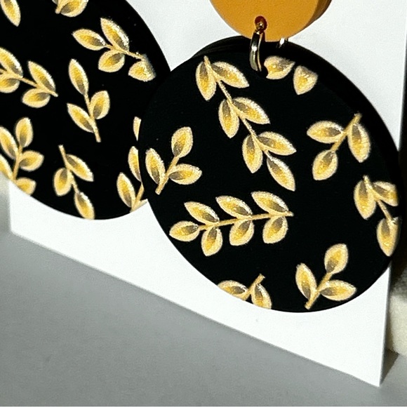 🌸Round Black Wood Style Earrings. Black with Tan Leaf Design - Picture 8 of 9